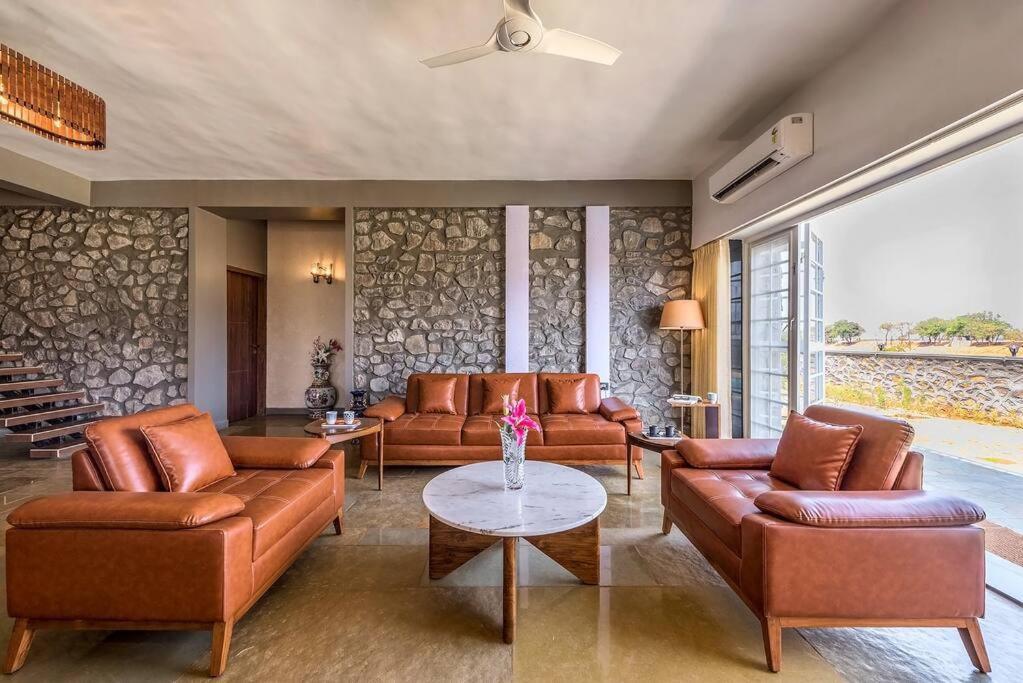 Stone Mansion By Phoenix Stays إيغاتبوري المظهر الخارجي الصورة