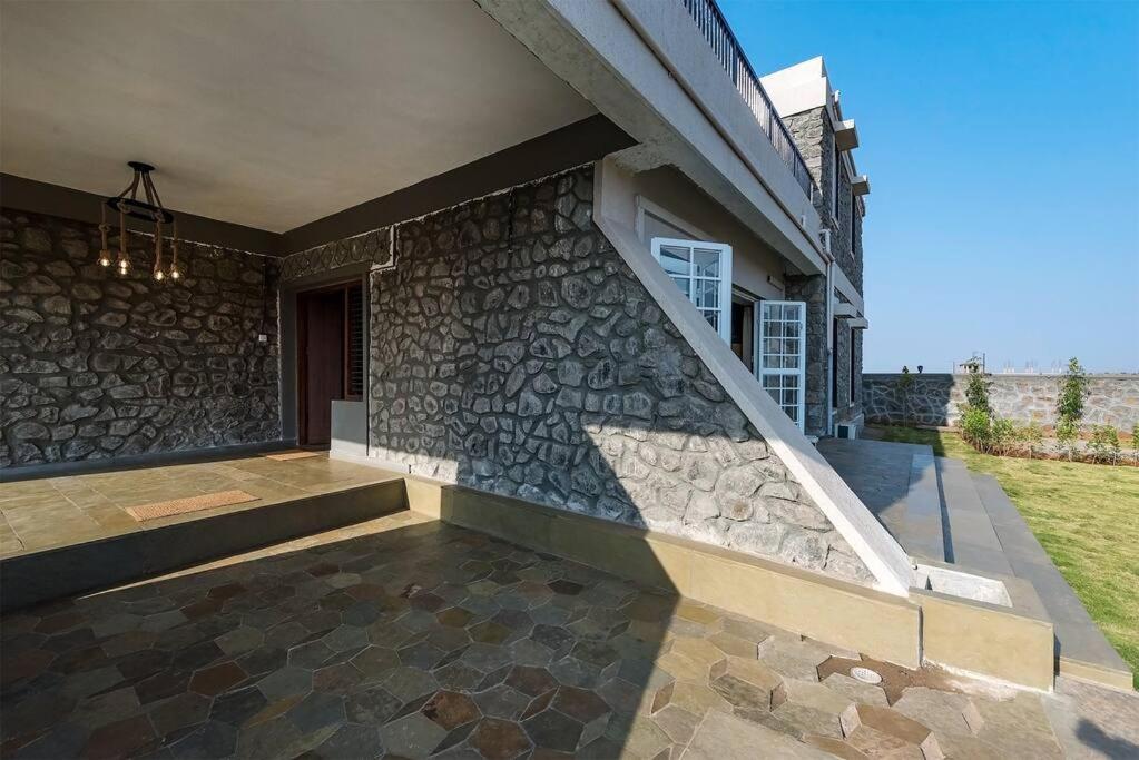 Stone Mansion By Phoenix Stays إيغاتبوري المظهر الخارجي الصورة