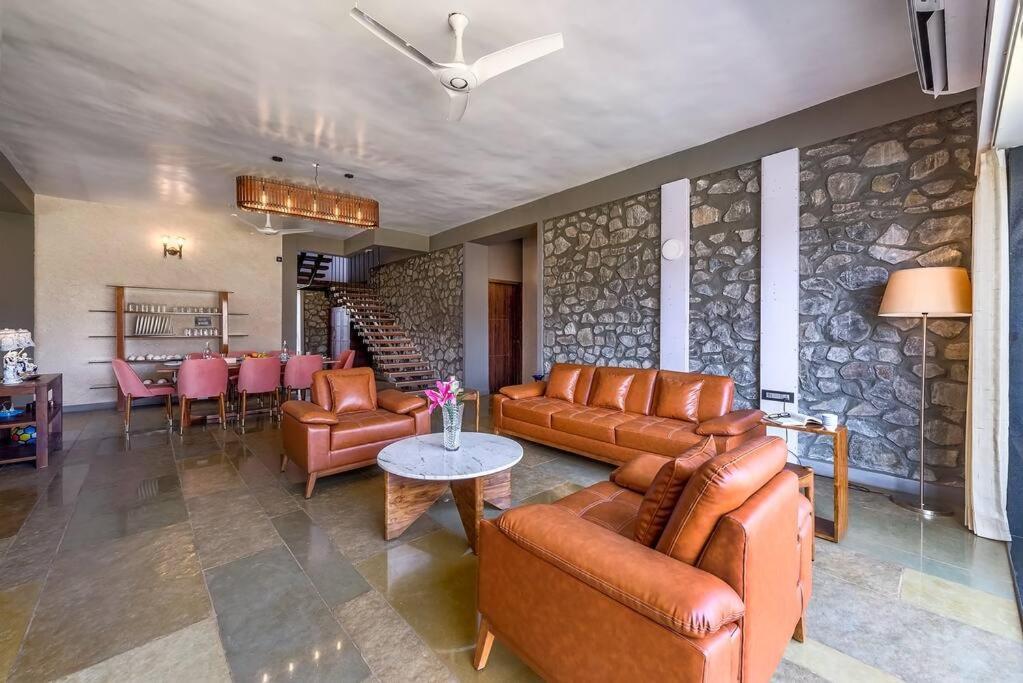 Stone Mansion By Phoenix Stays إيغاتبوري المظهر الخارجي الصورة