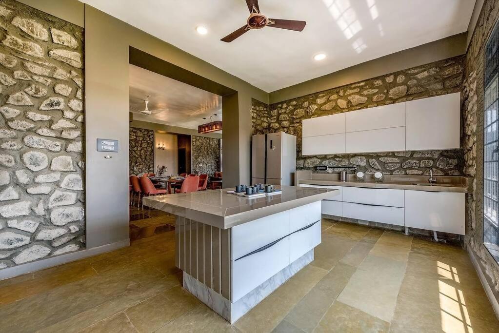 Stone Mansion By Phoenix Stays إيغاتبوري المظهر الخارجي الصورة