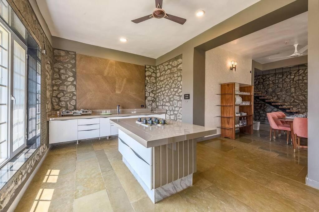 Stone Mansion By Phoenix Stays إيغاتبوري المظهر الخارجي الصورة