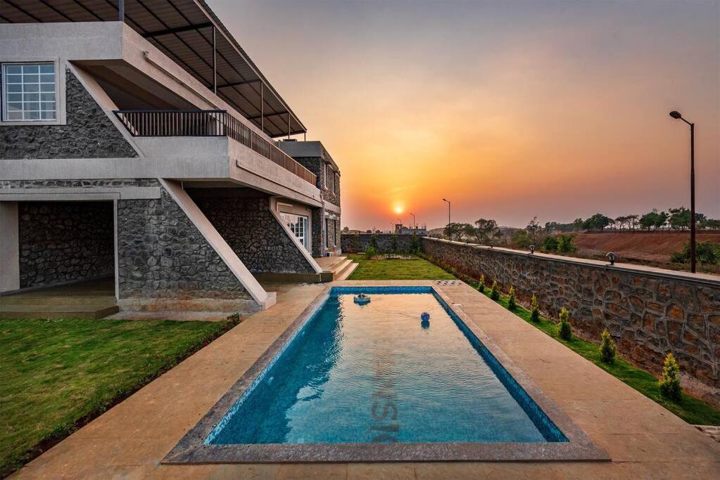 Stone Mansion By Phoenix Stays إيغاتبوري المظهر الخارجي الصورة