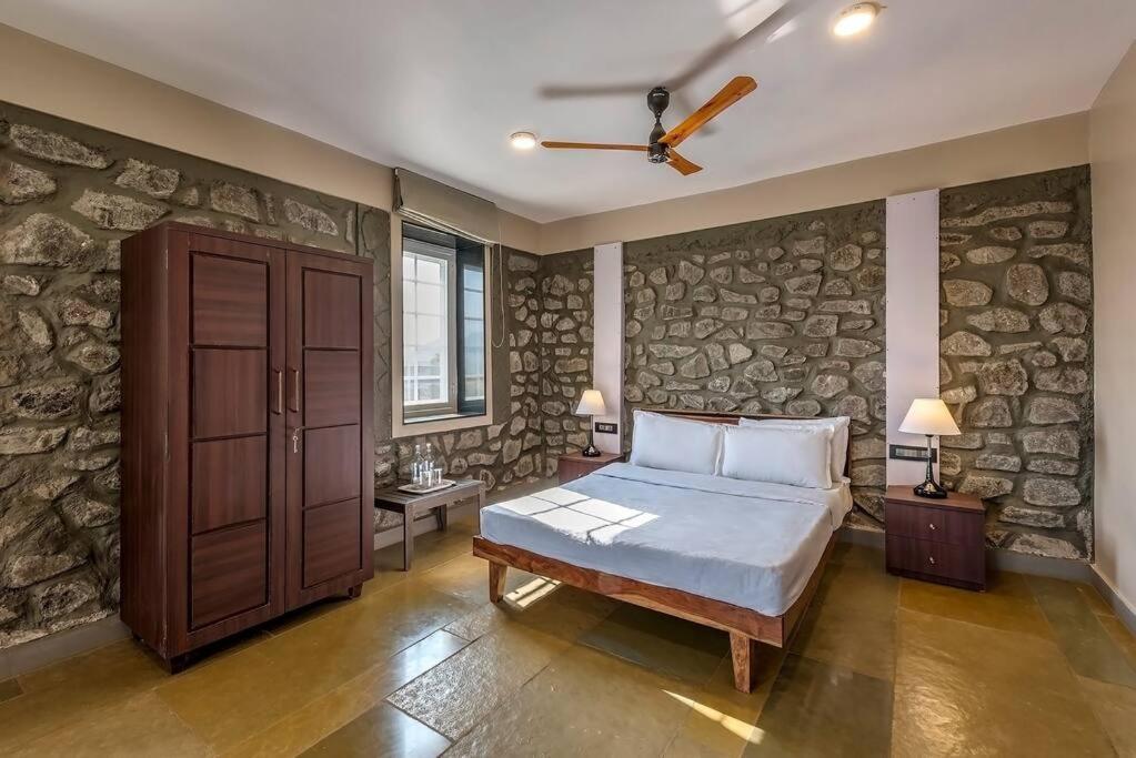 Stone Mansion By Phoenix Stays إيغاتبوري المظهر الخارجي الصورة