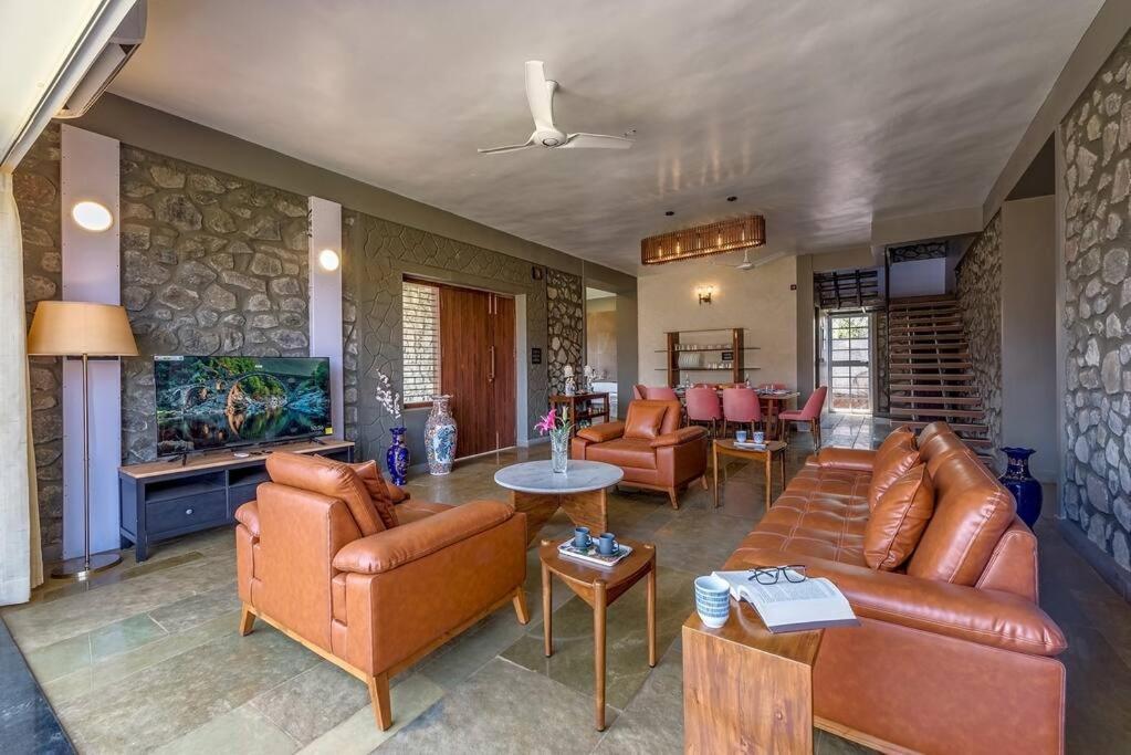 Stone Mansion By Phoenix Stays إيغاتبوري المظهر الخارجي الصورة
