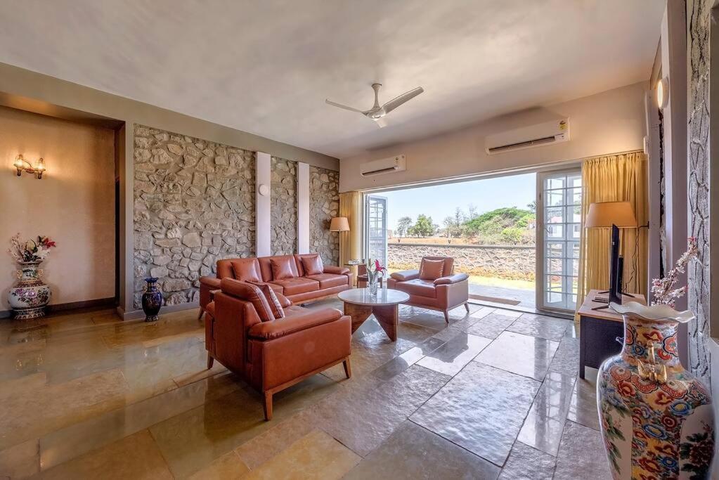 Stone Mansion By Phoenix Stays إيغاتبوري المظهر الخارجي الصورة