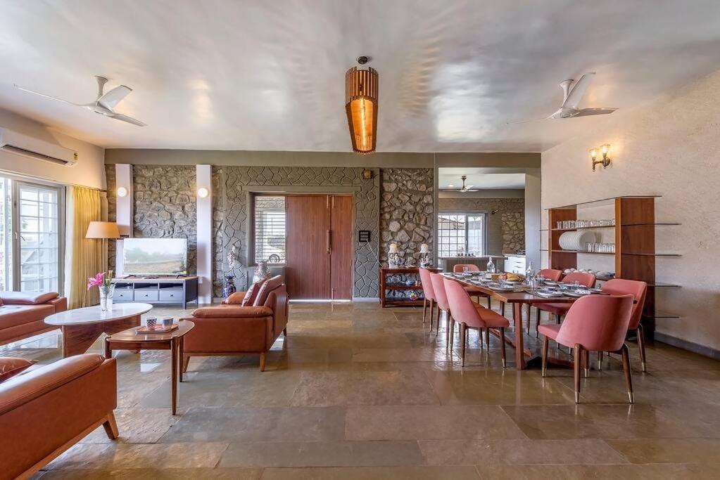 Stone Mansion By Phoenix Stays إيغاتبوري المظهر الخارجي الصورة