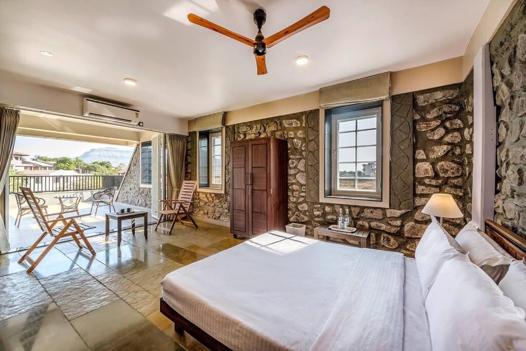 Stone Mansion By Phoenix Stays إيغاتبوري المظهر الخارجي الصورة