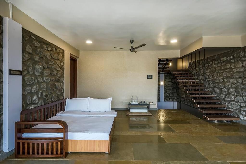 Stone Mansion By Phoenix Stays إيغاتبوري المظهر الخارجي الصورة