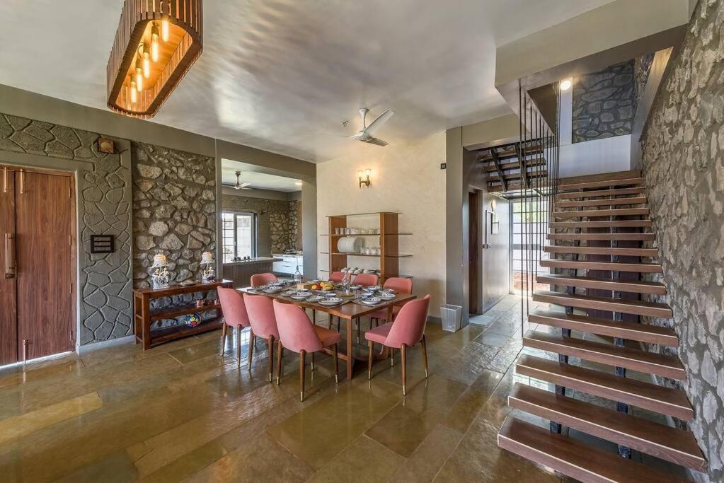 Stone Mansion By Phoenix Stays إيغاتبوري المظهر الخارجي الصورة