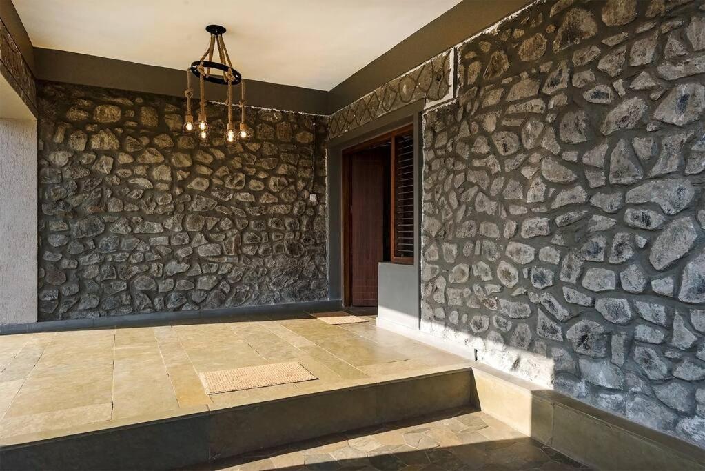 Stone Mansion By Phoenix Stays إيغاتبوري المظهر الخارجي الصورة